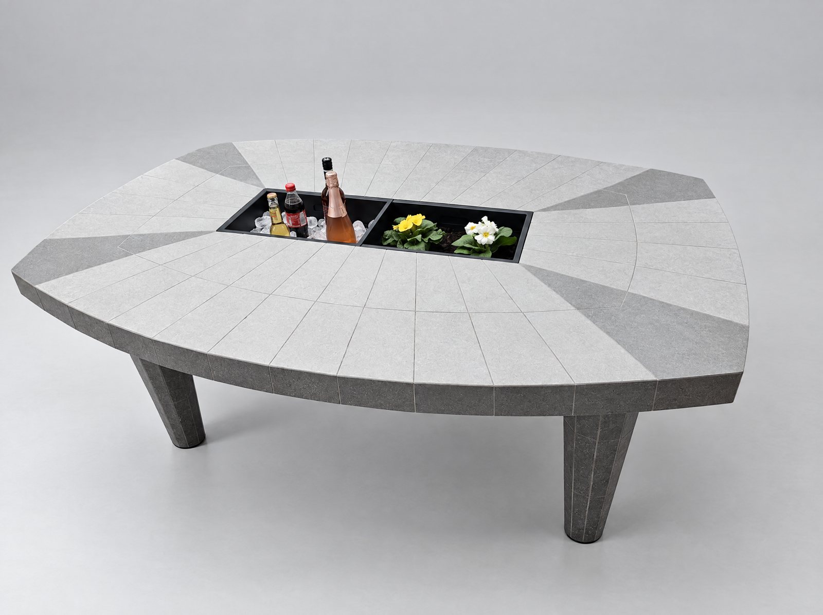 Handgefertigter Design-Tisch mit radialem Feinsteinzeug-Muster und Anthrazit-Beinen